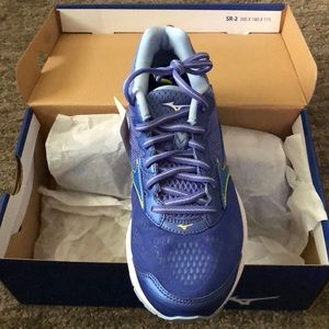 Women’s Mizuno athletic shoes